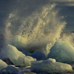 Vague sur les icebergs de Jokulsa au sud de l'Islande
Format de parution limité au 1/4 de page pour la promotion du livre ORGINES aux Editions Paulsen
Photo : Tous droits réservés Olivier GRUNEWALD