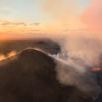 Logée sous le cercle polaire, l'Island offre en été des couchers de soleil observables au nord, nord-ouest. L'angle parfait pour éclairer les fumées et gaz volcaniques émanant de l'éruption de Litli-Hrútur, dont le survol par drone a permis de créer ce panoramique.