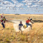 Madagascar, Vers Ilakaka, des millions de sauterrelles ont envahies le paysage. Des enfants armés d'une moustiquaire les attrapent pour les manger. Un moment très joyeux.