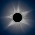 Eclipse totale de Soleil du 20 mars 2023 à Exmouth, Western Australia.
Rare éclipse hybride ou la Lune a presque le même diametre que le Soleil, permettant de voir les protubérances sur le pourtour du limbe. La forte activité du Soleil en 2023 offrait la vision d'une couronne solaire à 360°, comparable à une fleur solaire.