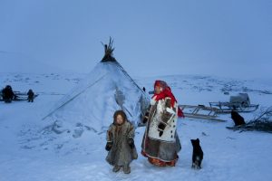 Famille Nenet devant le tchoum. - © MICHEL RAWICKI