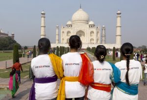 "LES VISAGES DU COURAGE" alias "STOP ACID ATTACK" devant le TAJ MAHAL - par Denise NICOLINI - Novembre 2015
