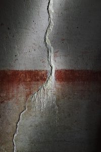 Lignes rouges indiquant que l'ouvrage a été bétonné et est à l'épreuve de l'artillerie lourde. Fort du Rozelier. Secteur est de la place forte de Verdun. - © Jacques Grison