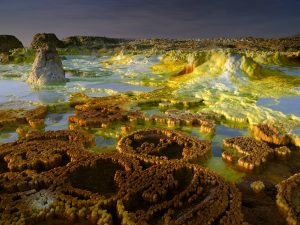 Les eaux chaudes qui remontent des profondeurs déposent sur le dôme de Dallol du sel coloré par une grande diversité de minéraux. - Olivier Grunewald