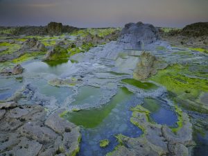 Sel, minéraux, hydrocarbures, forment à Dallol un cocktail qui pourrait servir à comprendre le passage du minéral au biologique. - Olivier Grunewald