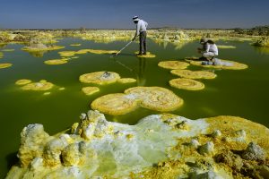 A Dallol, l'équipe scientifique a effectué une multitude de prélèvements pour rechercher la vie dans les situations les plus extrêmes. - Olivier Grunewald