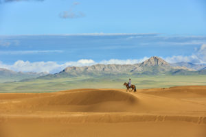 Cavalier mongol dans les dunes de sable de la steppe mongole. - Tuul et Bruno Morandi