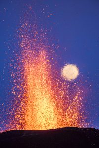 La lune et le Volcan - 1er prix Nightscape categorie - Luc Perrot / PNA 2016